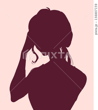 頭に手を当てる女性　シルエット 138807159