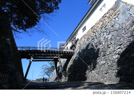 国宝彦根城（滋賀県彦根市）：「天秤櫓」へ渡る「廊下橋」 138807214