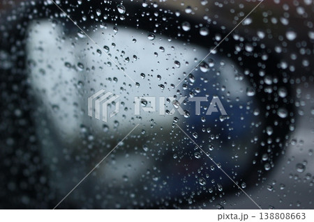雨の日の車の窓についた水滴 雨の日の車の窓についた水滴 138808663
