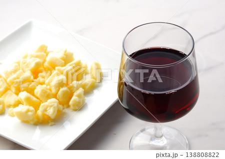 ワインとチーズ - ゴーダチーズをつまみに赤ワインを飲む 138808822