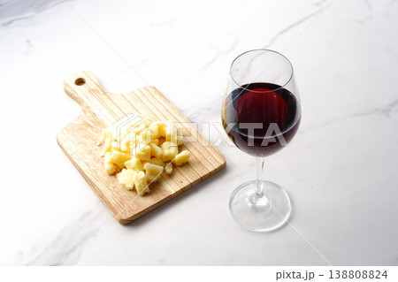 ワインとチーズ - ゴーダチーズをつまみに赤ワインを飲む ワインとチーズ - ゴーダチーズをつまみに赤ワインを飲む 138808824