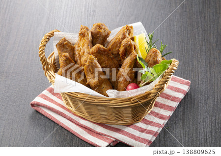 手羽中のフライドチキン　バスケットに盛って 138809625