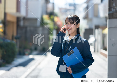 通話するスタッフ 通話するスタッフ 138809663