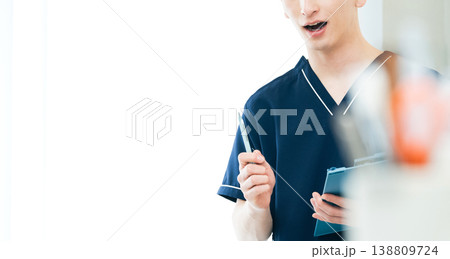 若い男性医療従事者 138809724