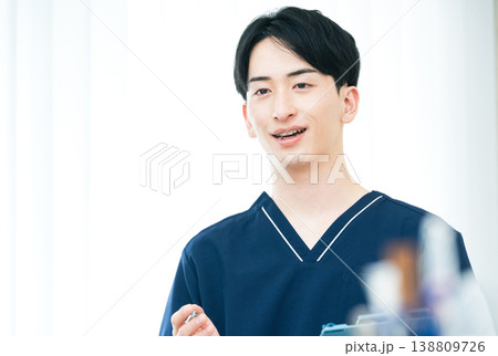 若い男性医療従事者 138809726