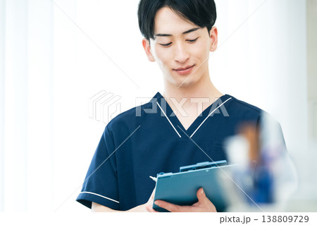 若い男性医療従事者 138809729