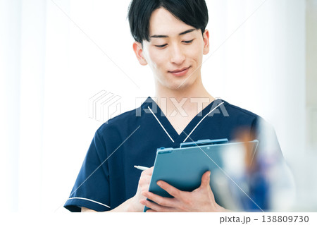 若い男性医療従事者 若い男性医療従事者 138809730