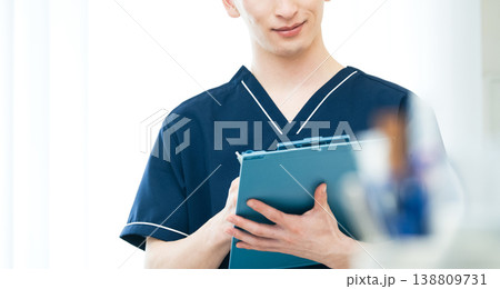 若い男性医療従事者 138809731