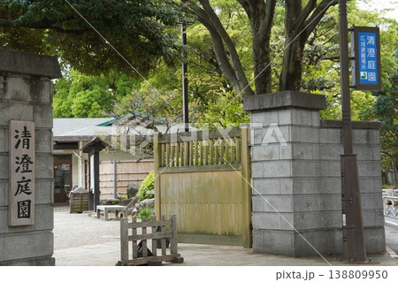 清澄庭園の正門入口と歴史を感じさせる門構え 138809950