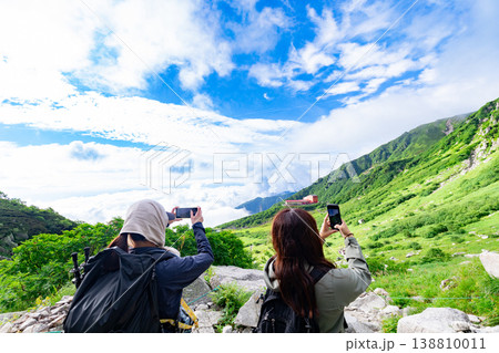 千畳敷カールの絶景　登山道から絶景を撮影する山ガール 138810011