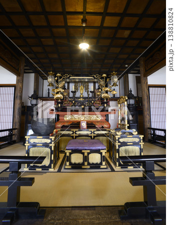 お寺の祭壇 138810824