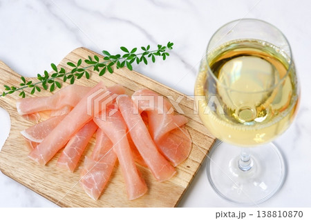 ワインと生ハム - 塩味が効いておいしい生ハムをおつまみに、辛口の白ワインを飲む 138810870