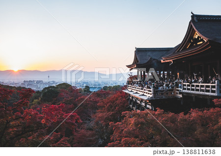 京都 清水寺 清水の舞台と紅葉 夕日と京都市街の展望 京都 清水寺 清水の舞台と紅葉 夕日と京都市街の展望 138811638