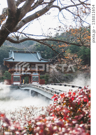 大阪 箕面 勝尾寺 霧に包まれた山門と橋 幻想的な寺院風景 大阪 箕面 勝尾寺 霧に包まれた山門と橋 幻想的な寺院風景 138811654