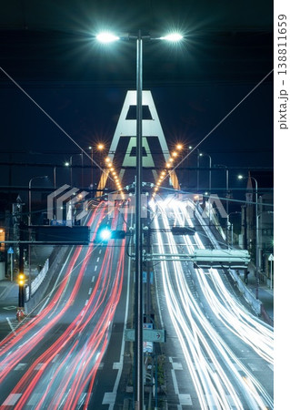 大阪 豊里大橋 夜景 車の光跡と都市道路のレーザービーム 138811659