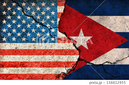アメリカとキューバ国旗イラスト (政治・対立・緊張) / ヒビ割れ アメリカとキューバ国旗イラスト (政治・対立・緊張) / ヒビ割れ 138812955