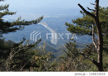 山から見た高速道路 山から見た高速道路 138813010