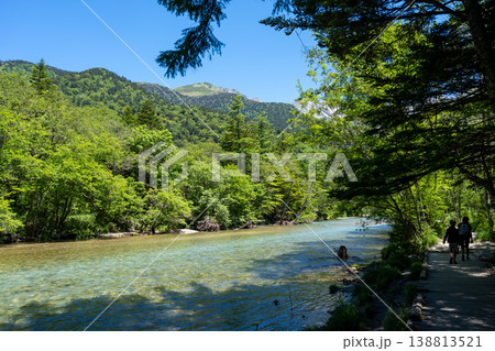 Azusa River and mountain view along Kamikochi trail, Japan Azusa River and mountain view along Kamikochi trail, Japan 138813521