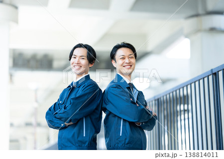 腕を組んで笑顔の技術者 腕を組んで笑顔の技術者 138814011