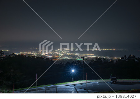 日本の鳥取県の大山から見た米子市のとても美しい夜景 138814027