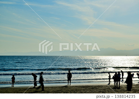 江の島  鵠沼海岸からの海水浴場 138814235