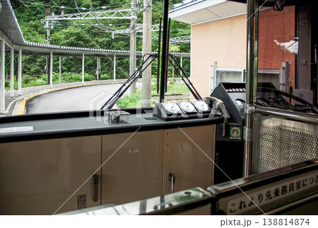 扇沢駅に停車する関電トンネルトロリーバス(2011年) 扇沢駅に停車する関電トンネルトロリーバス(2011年) 138814874