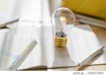 勉強道具とひらめきの電球 勉強道具とひらめきの電球 138815364