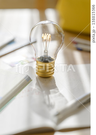 勉強道具とひらめきの電球 勉強道具とひらめきの電球 138815366