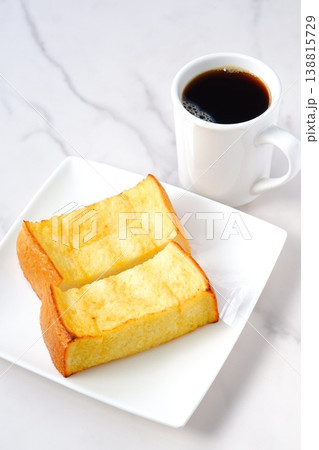 フレンチトーストとコーヒー - 厚切りパンのフレンチトーストと、淹れたてのコーヒーで、朝ごはん 138815729