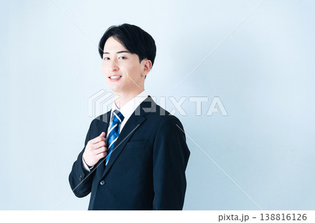 スーツを着た男性のポートレート 138816126