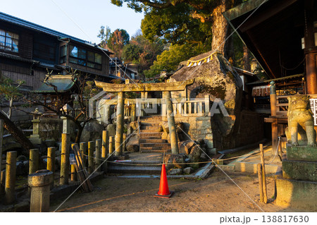 冬の瀬戸内　広島県尾道市　早朝の艮神社 138817630