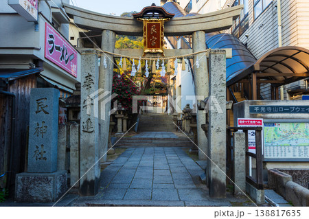 冬の瀬戸内　広島県尾道市　早朝の艮神社 138817635