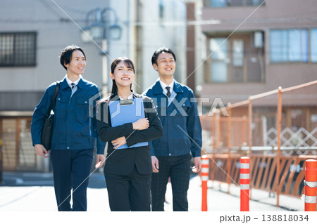 現地を視察する業者 138818034