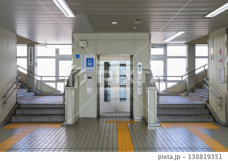 千葉モノレール千葉公園駅エレベーターと階段 138819351