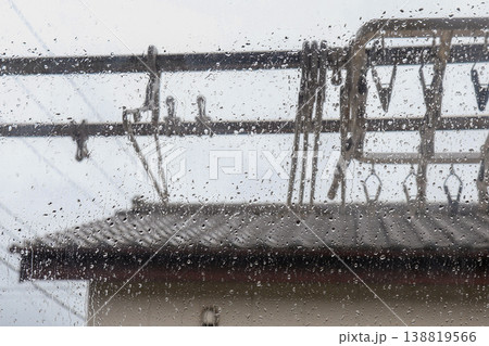 梅雨の日の窓辺の風景 138819566