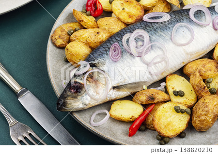 Salted herring with roasted potatoes and onion 138820210