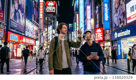 夜の秋葉原を楽しむ外国人の若者 138820329