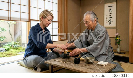 和室で茶道体験をする外国人女性と茶道家 138820330