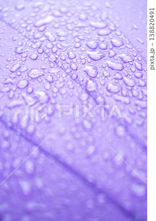紫の傘についた雨粒・梅雨・雨のイメージ 138820491
