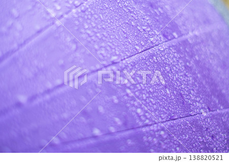 紫の傘についた雨粒・梅雨・雨のイメージ 紫の傘についた雨粒・梅雨・雨のイメージ 138820521