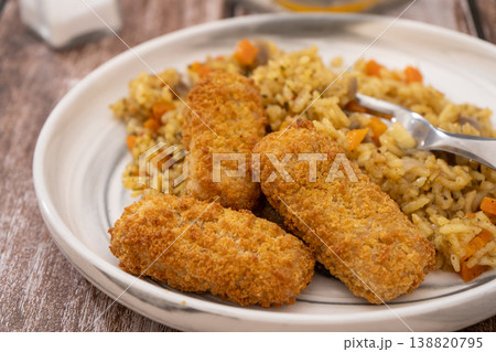 Arroz arom tico con pescado crocante y hierbas Arroz arom tico con pescado crocante y hierbas 138820795