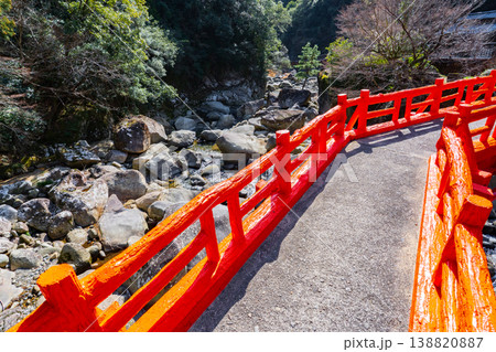 和歌山県田辺市　奇絶峡の赤い滝見橋 138820887
