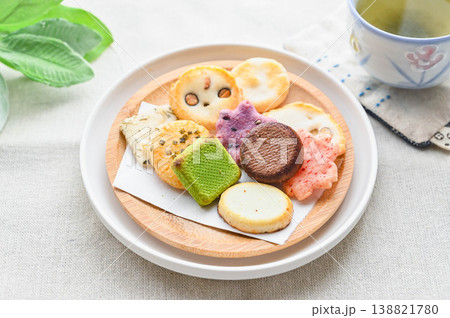 おせんべいと洋菓子 138821780