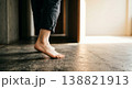 朝日差し込む床を歩く裸足の一歩 138821913