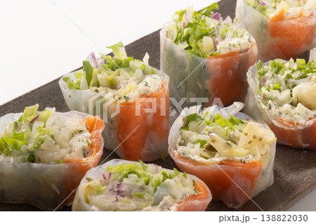 生春巻き(スモークサーモンとクリームチーズ) 生春巻き(スモークサーモンとクリームチーズ) 138822030