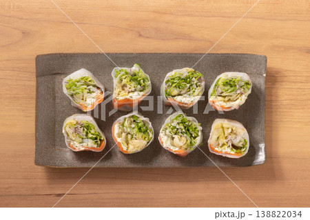 生春巻き(スモークサーモンとクリームチーズ) 生春巻き(スモークサーモンとクリームチーズ) 138822034