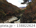 紅葉に包まれた山々と静かに流れる川の絶景風景 138822624