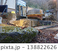 錆びた五右衛門風呂と苔むした岩が語る歴史的な風景 138822626