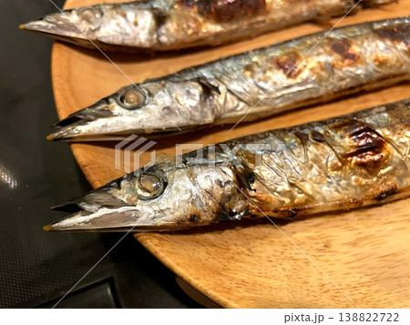 サンマの塩焼き ─ 頭部クローズアップ サンマの塩焼き ─ 頭部クローズアップ 138822722