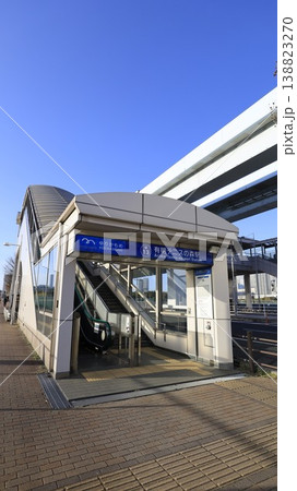 ゆりかもめ有明テニスの森駅、1A出口、エスカレーターが設置 ゆりかもめ有明テニスの森駅、1A出口、エスカレーターが設置 138823270